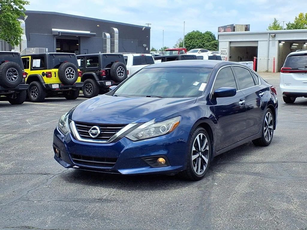 Used 2018 Nissan Altima SR with VIN 1N4AL3AP5JC181000 for sale in Olathe, KS