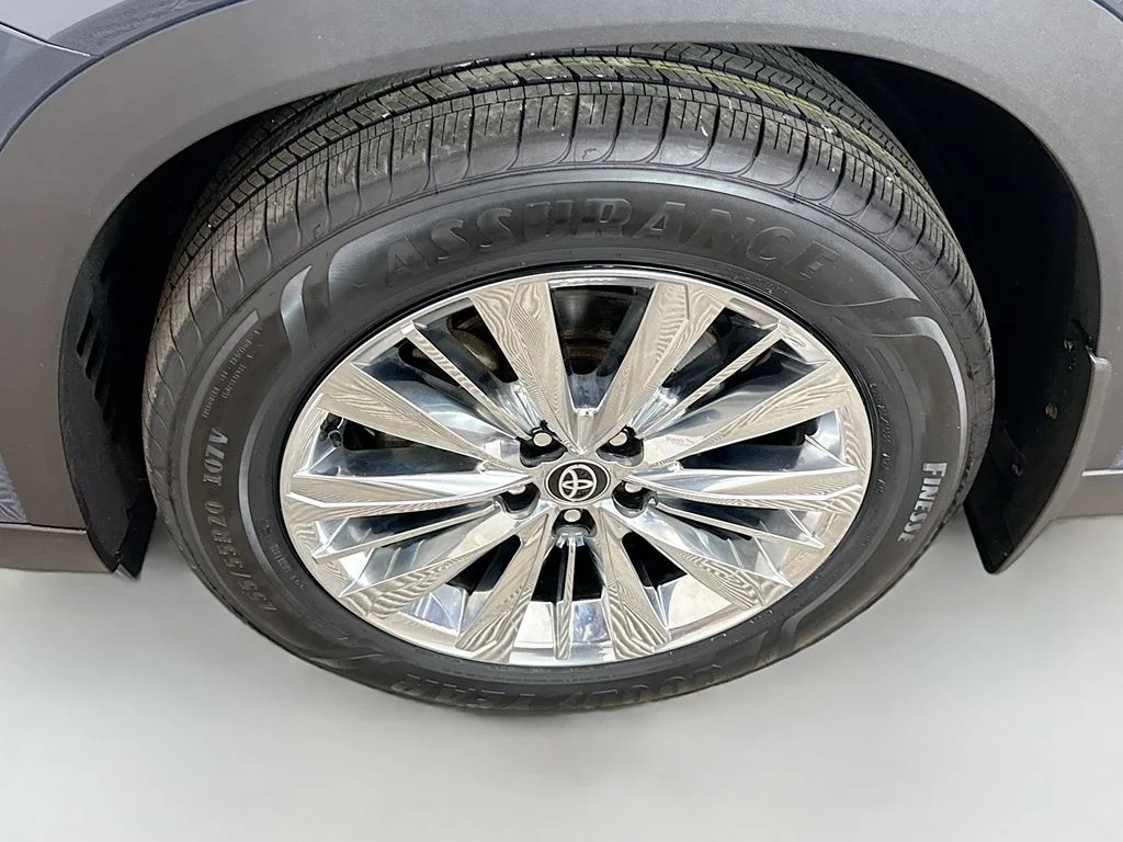 Used 2024 White Toyota Platinum image 33