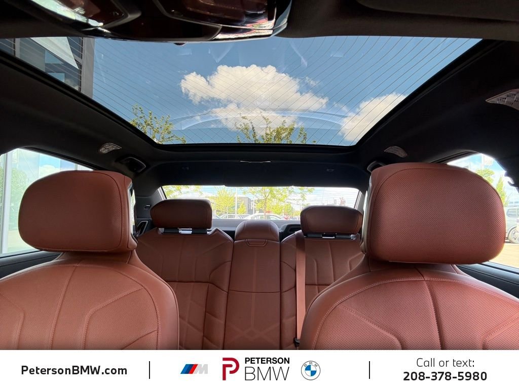 Used 2025 Mineral White Metallic BMW xDrive60 image 30