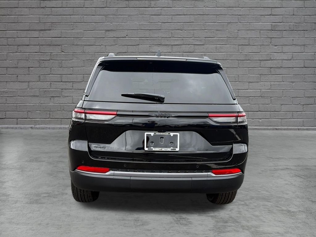 New 2026 Diamond Black Crystal Pearl-Coat Exterior Paint Jeep Altitude image 6