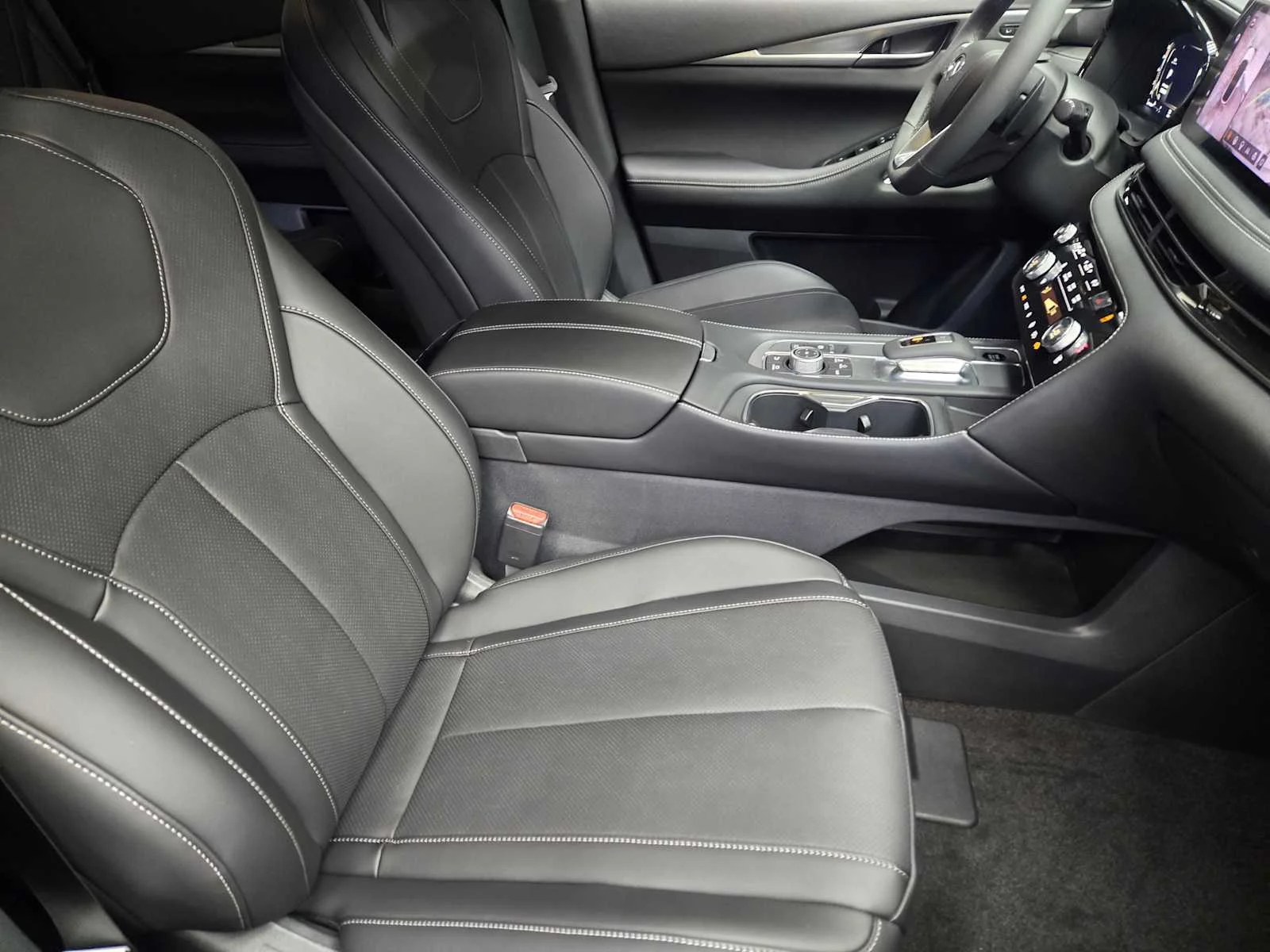New 2027 MINERAL BLACK INFINITI LUXE image 9