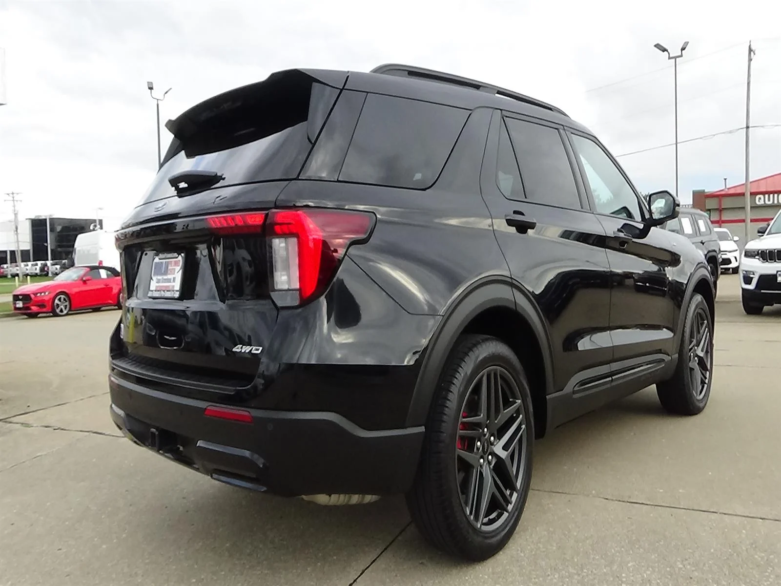 Used 2025 Agate Black (um) Ford ST-Line image 6