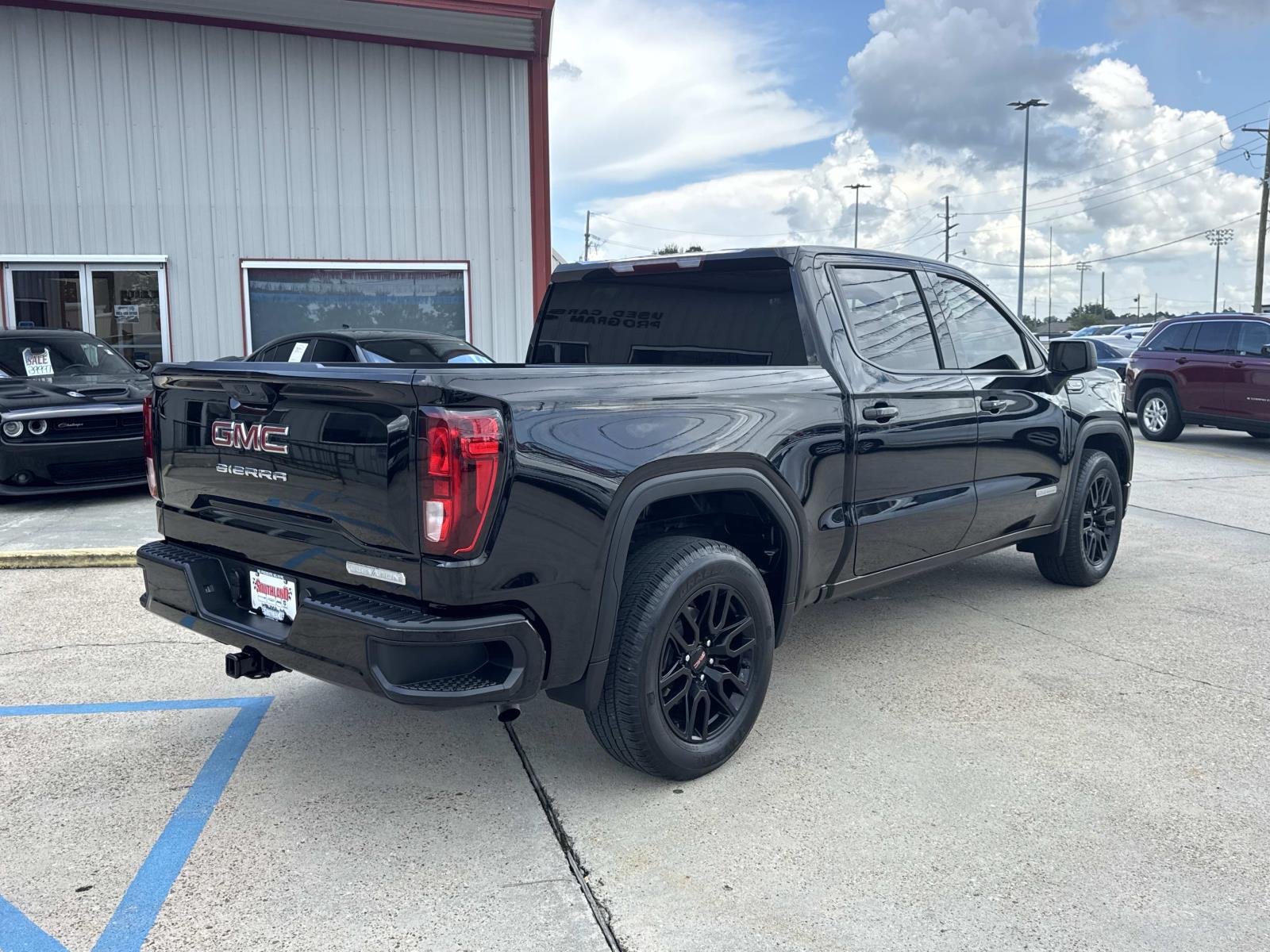 Used 2024 Onyx Black GMC Elevation image 7