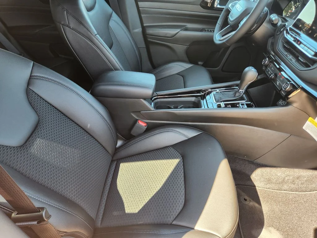 New 2026 Fathom Blue Pearl Coat Jeep Latitude image 9