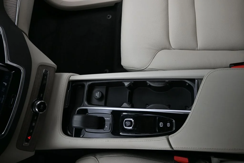 Certified Used 2024 Vapour Grey Volvo Plus image 19