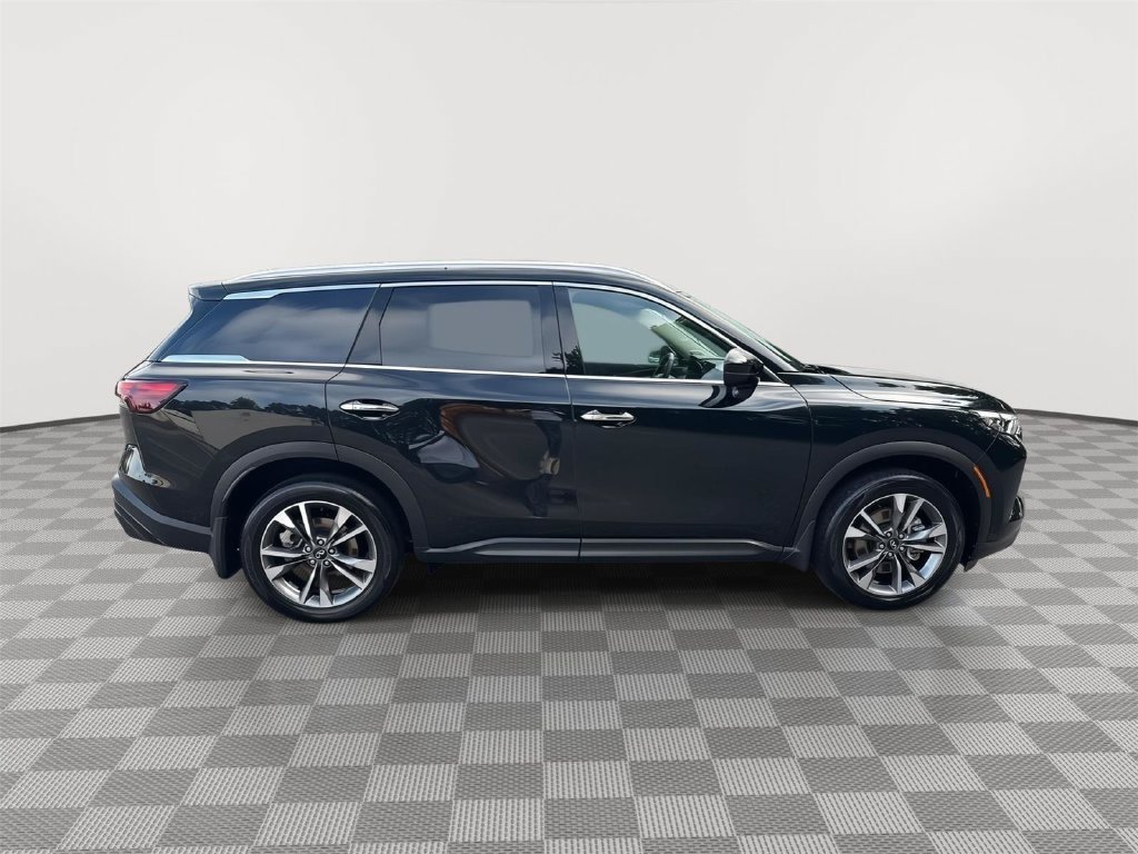 Used 2025 Black INFINITI LUXE image 5