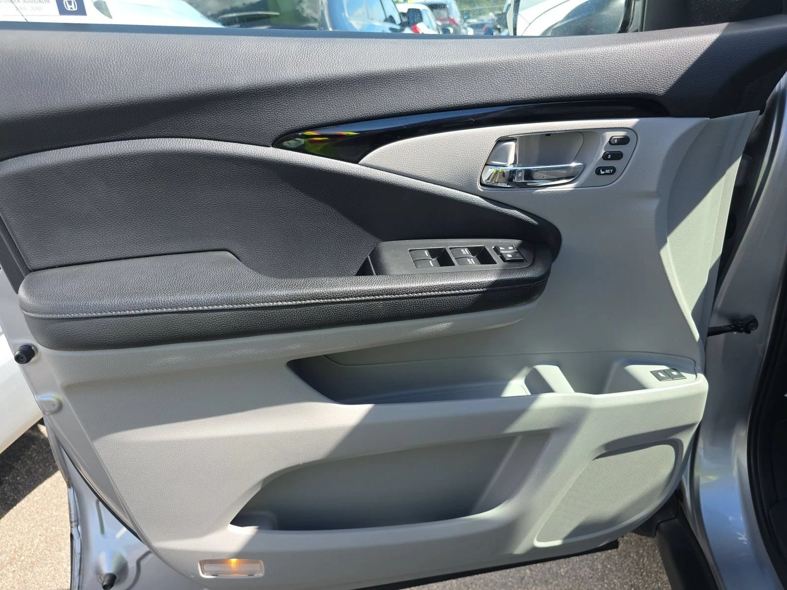 Used 2017 Lunar Silver Metallic Honda Touring image 11