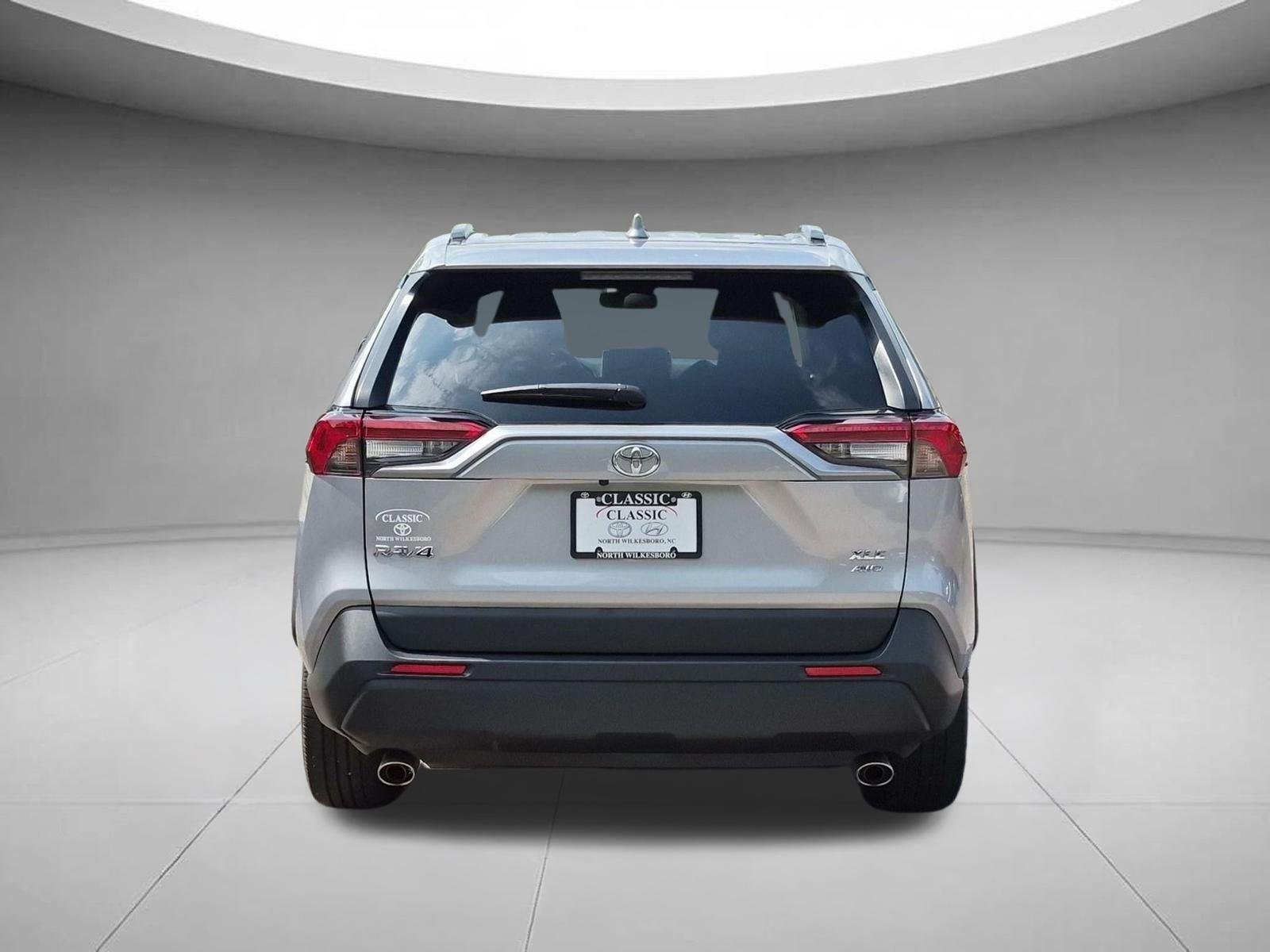 Used 2025 Silver Sky Metallic Toyota XLE Premium image 4