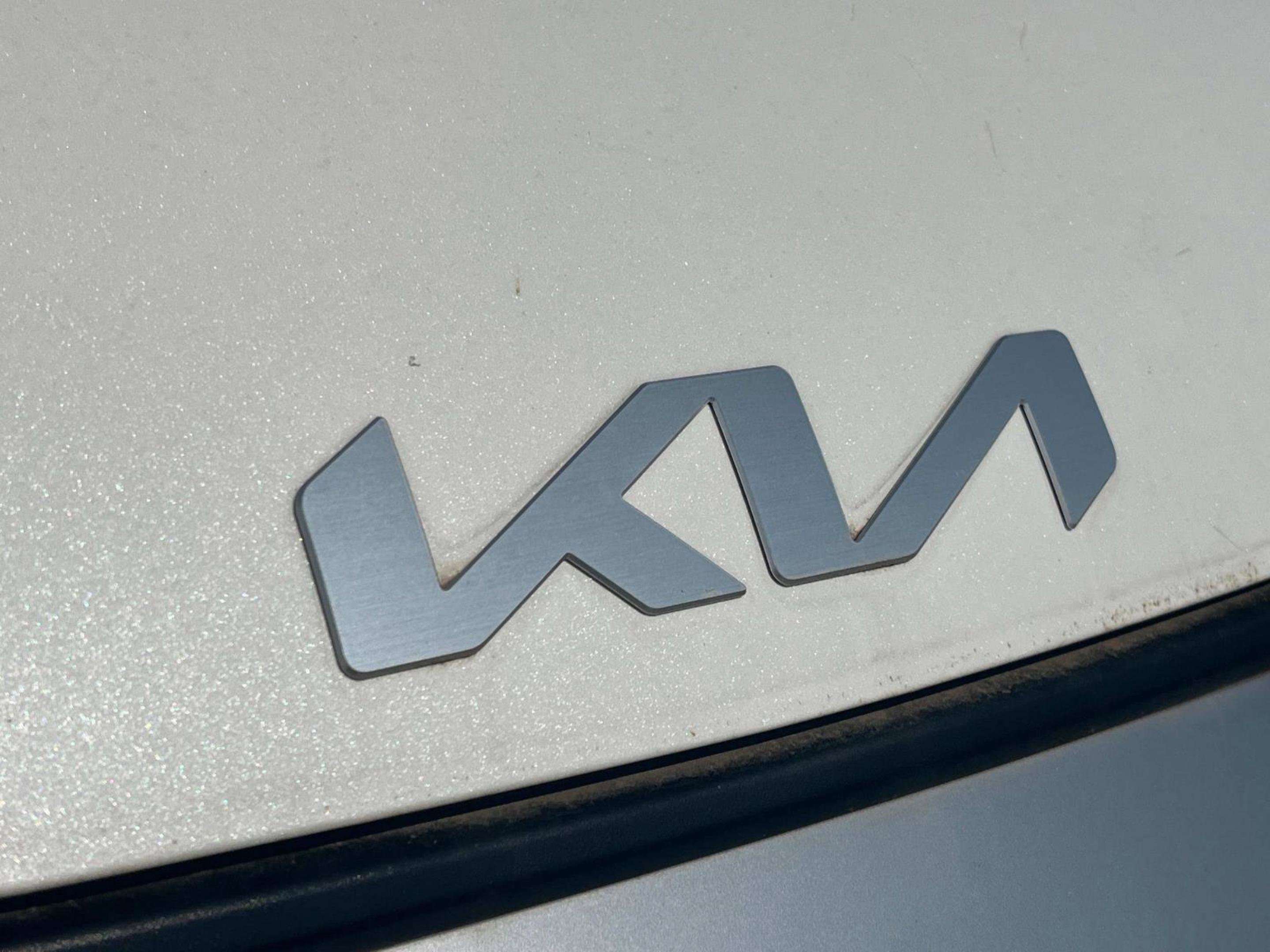 New 2025 Snow White Pearl Kia LX image 10