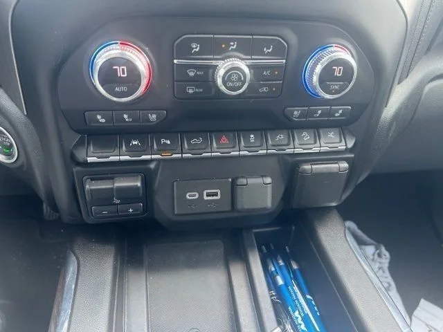 Used 2022 White GMC Denali image 32