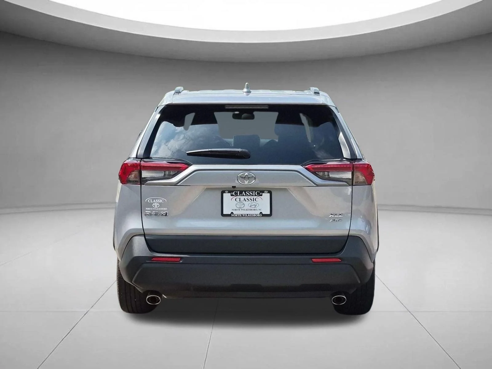 Used 2025 Silver Sky Metallic Toyota XLE Premium image 4