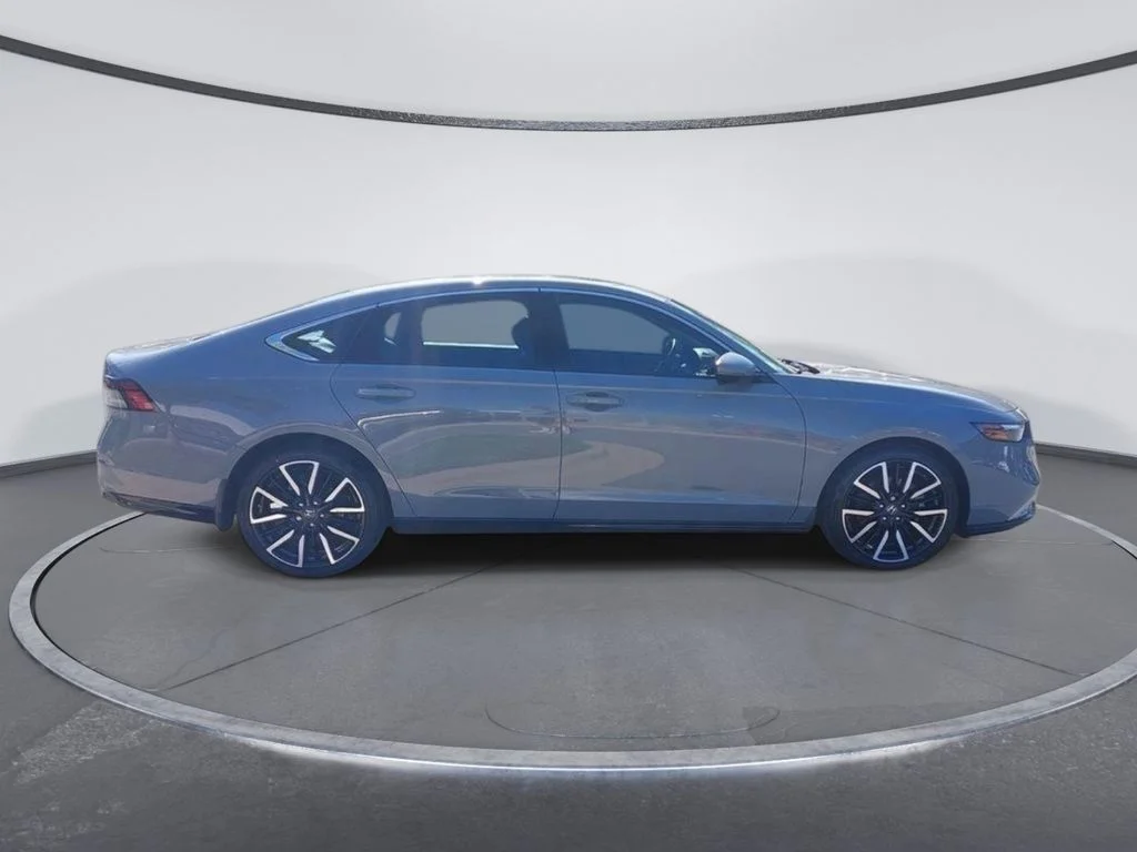 Used 2024  Honda Touring image 2