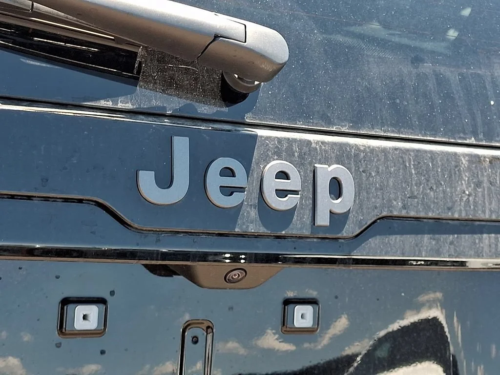 New 2026 Diamond Black Crystal Pearlcoat Jeep Limited image 21
