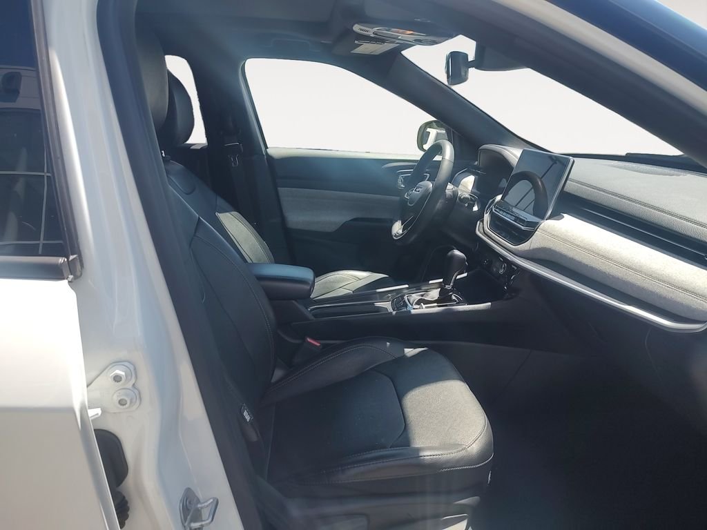 Used 2023 White Jeep Latitude Lux image 15