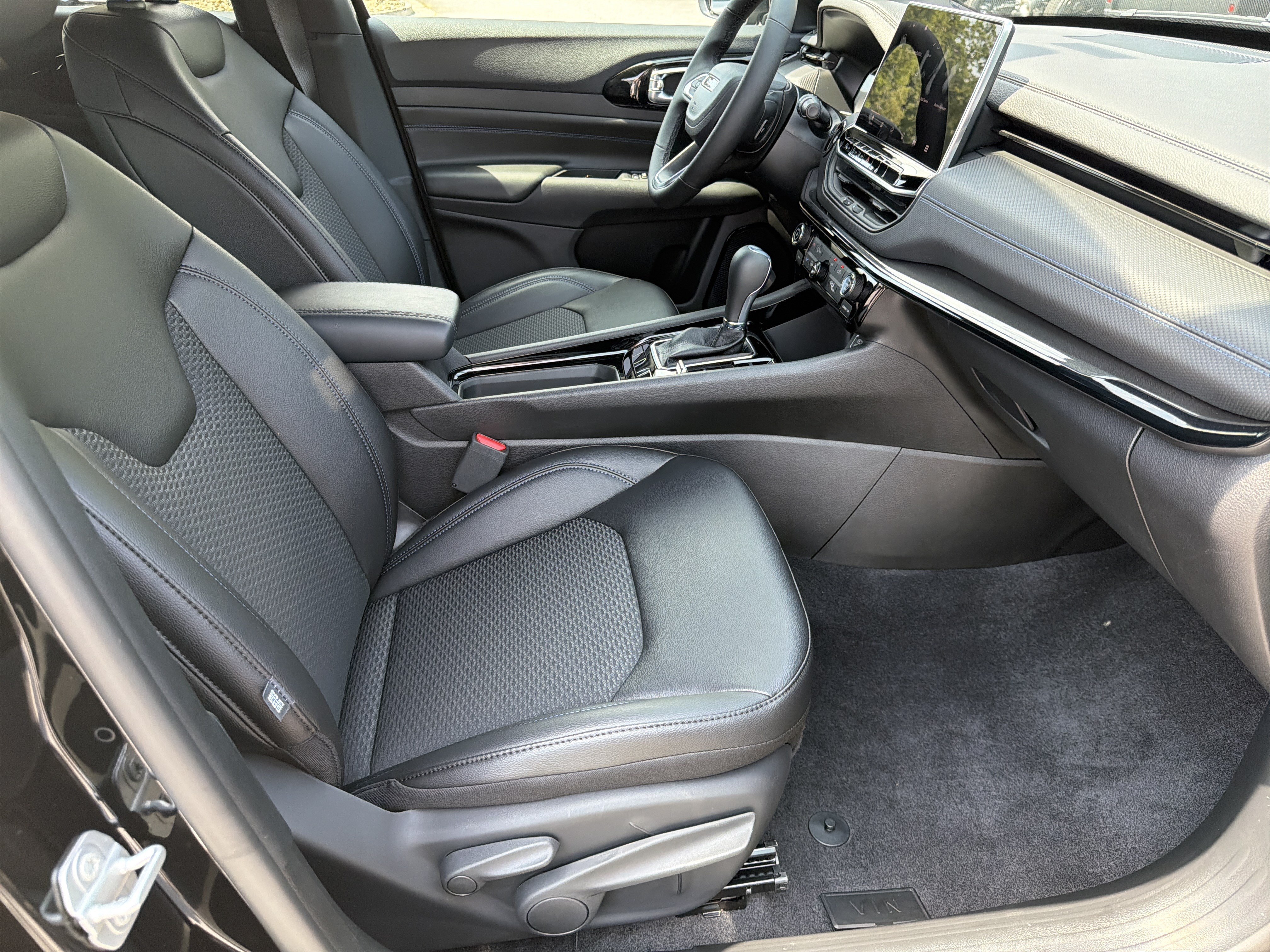 New 2026 Diamond Black Crystal Pearl-Coat Exterior Paint Jeep Latitude image 16