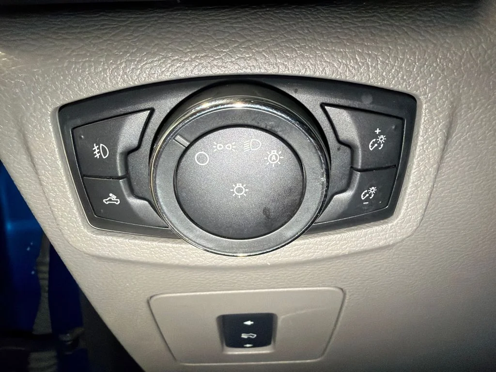 Used 2017 LIGHTNING BLUE Ford XLT image 18