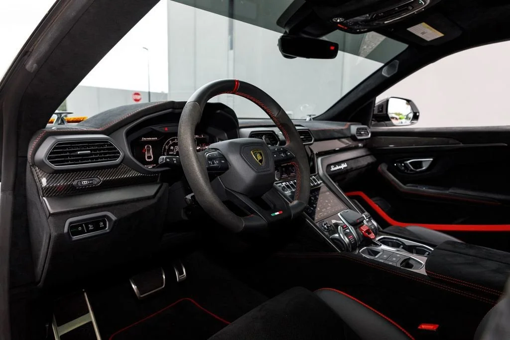Used 2024 White Lamborghini Performante image 9