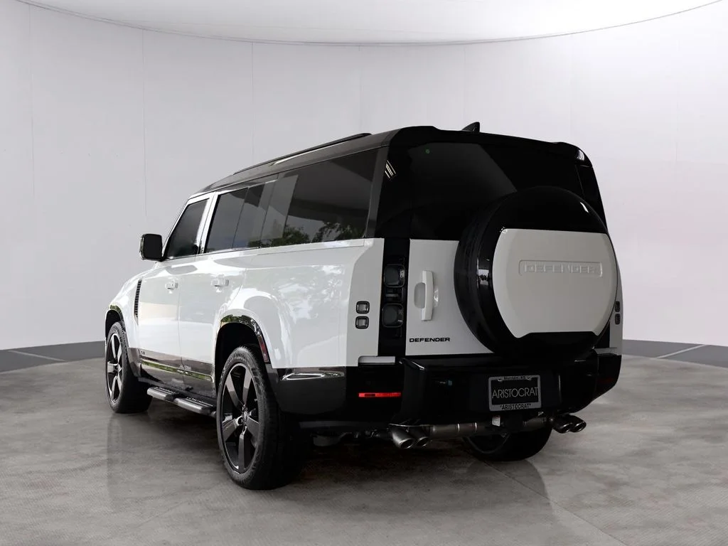 Certified Used 2025 Fuji White Land Rover V8 image 9
