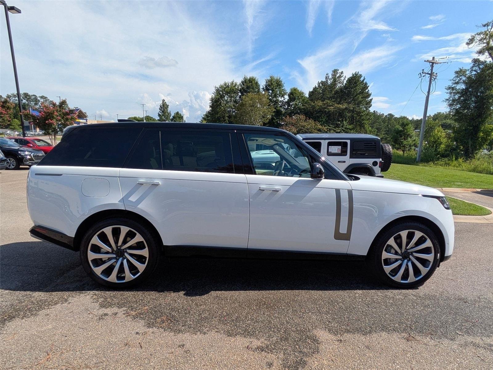 New 2026 Fuji White LAND ROVER SE 7 Seats image 4