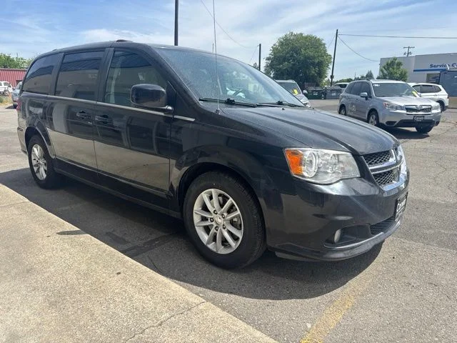 Used 2018 Brilliant Black Crystal Pearlcoat Dodge SXT image 3