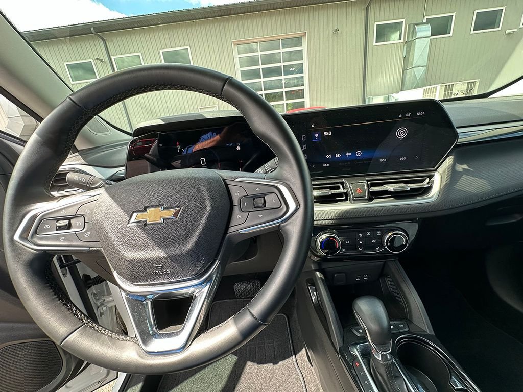 Used 2025 White Chevrolet LT image 34