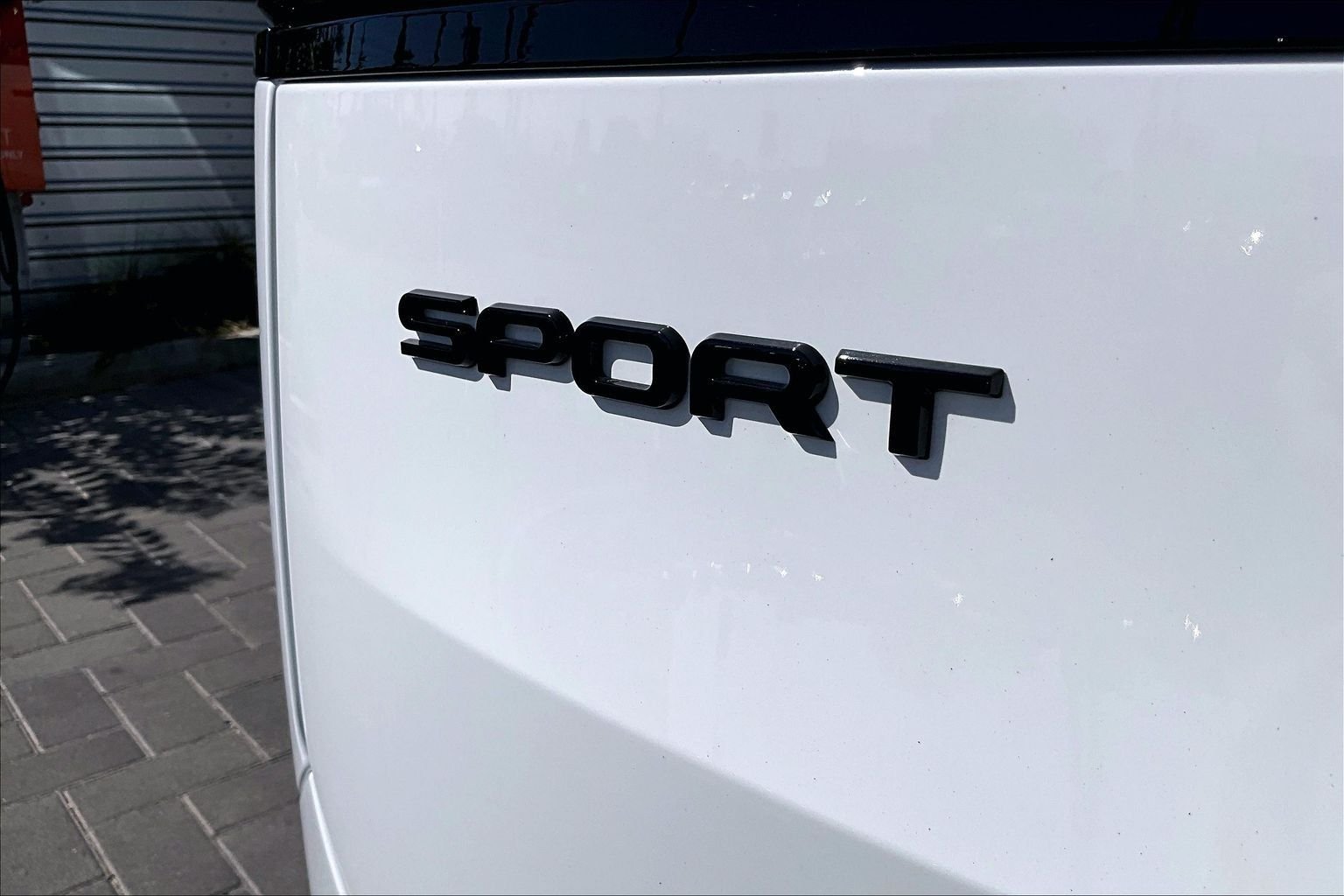 Used 2025 White Land Rover SE image 8