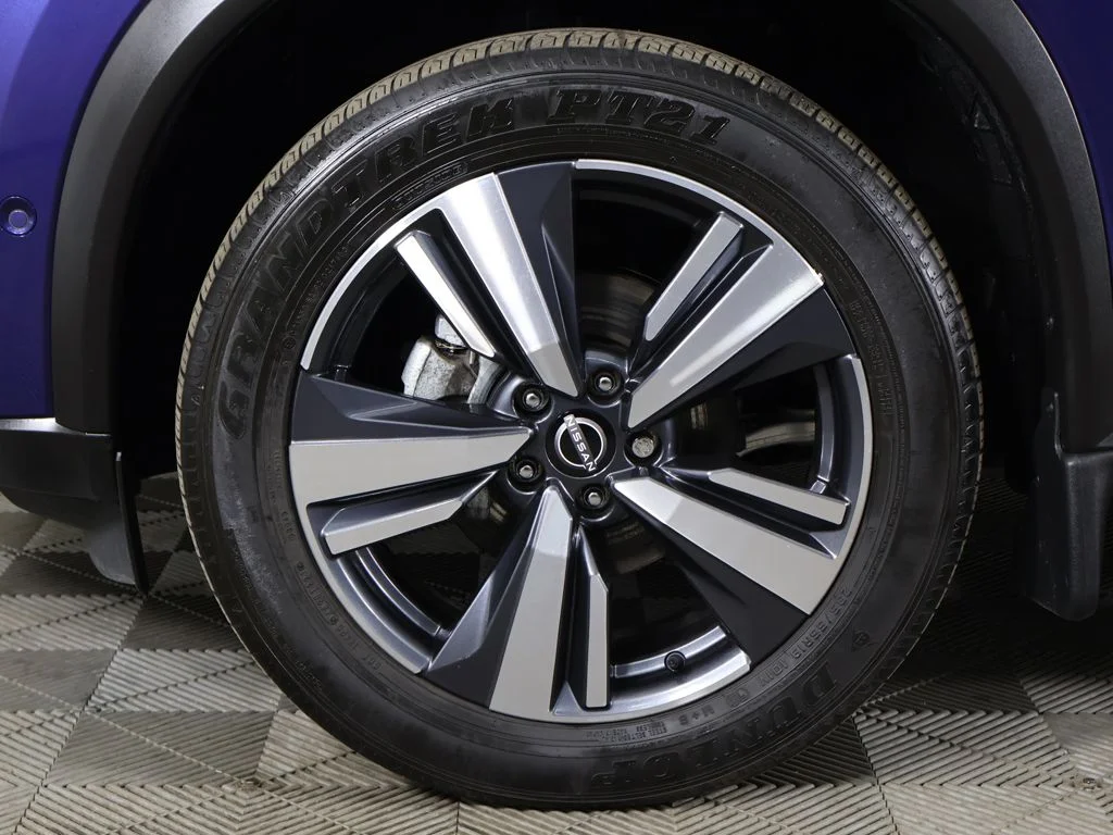 Used 2023  Nissan Platinum image 25