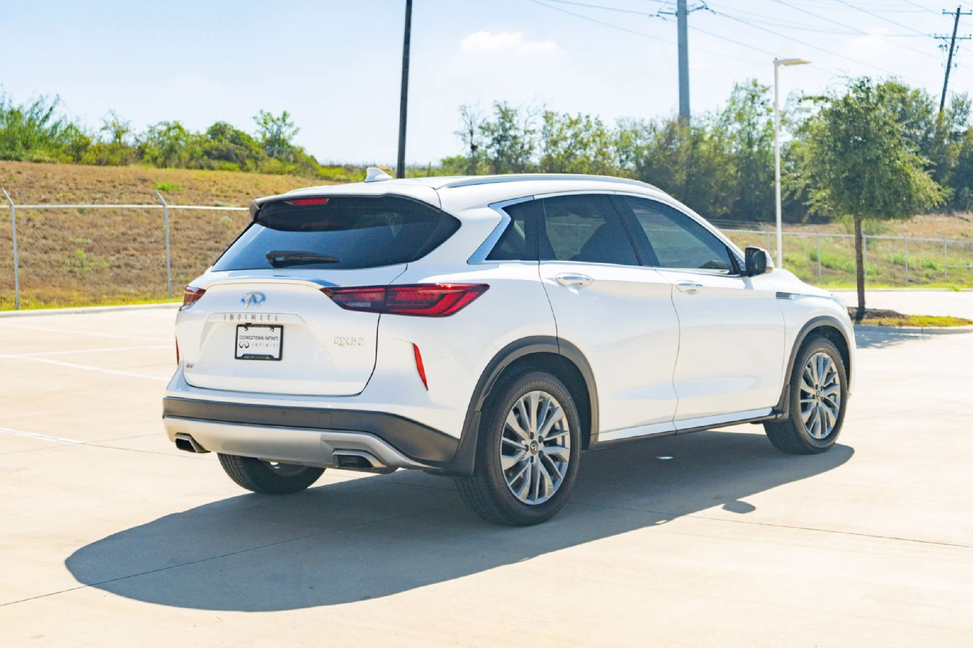 Certified Used 2025 White INFINITI LUXE image 5