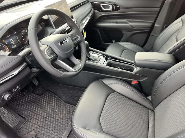New 2026 Diamond Black Crystal Pearlcoat Jeep Latitude image 17
