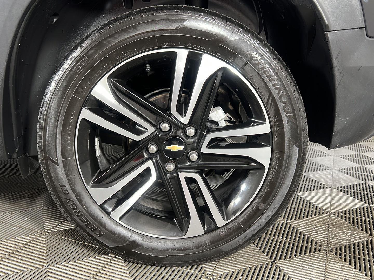 Used 2025 Mosaic Black Metallic Chevrolet LT image 9