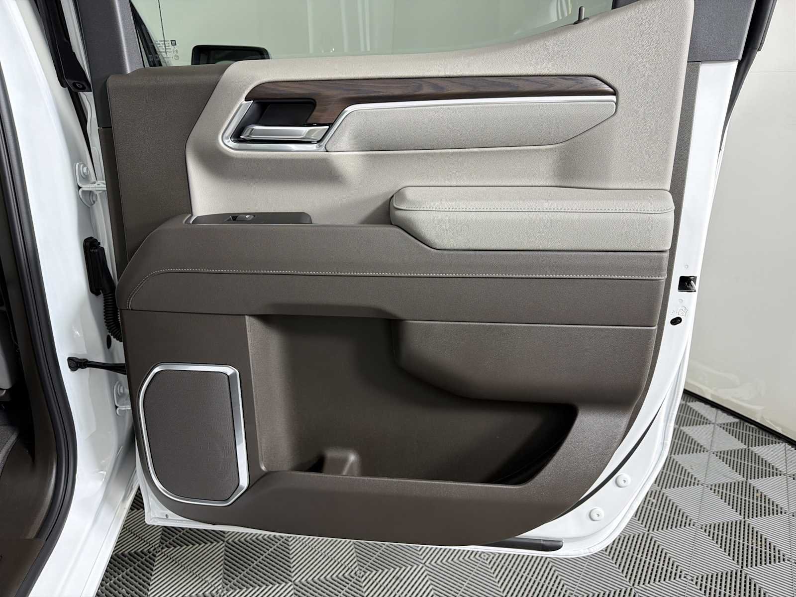 2026 GMC Sierra 1500 SLT - Photo 14