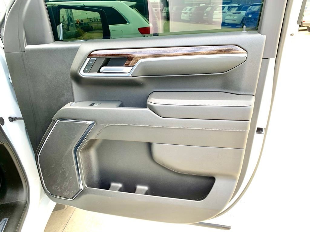 Used 2024 White GMC Elevation image 28