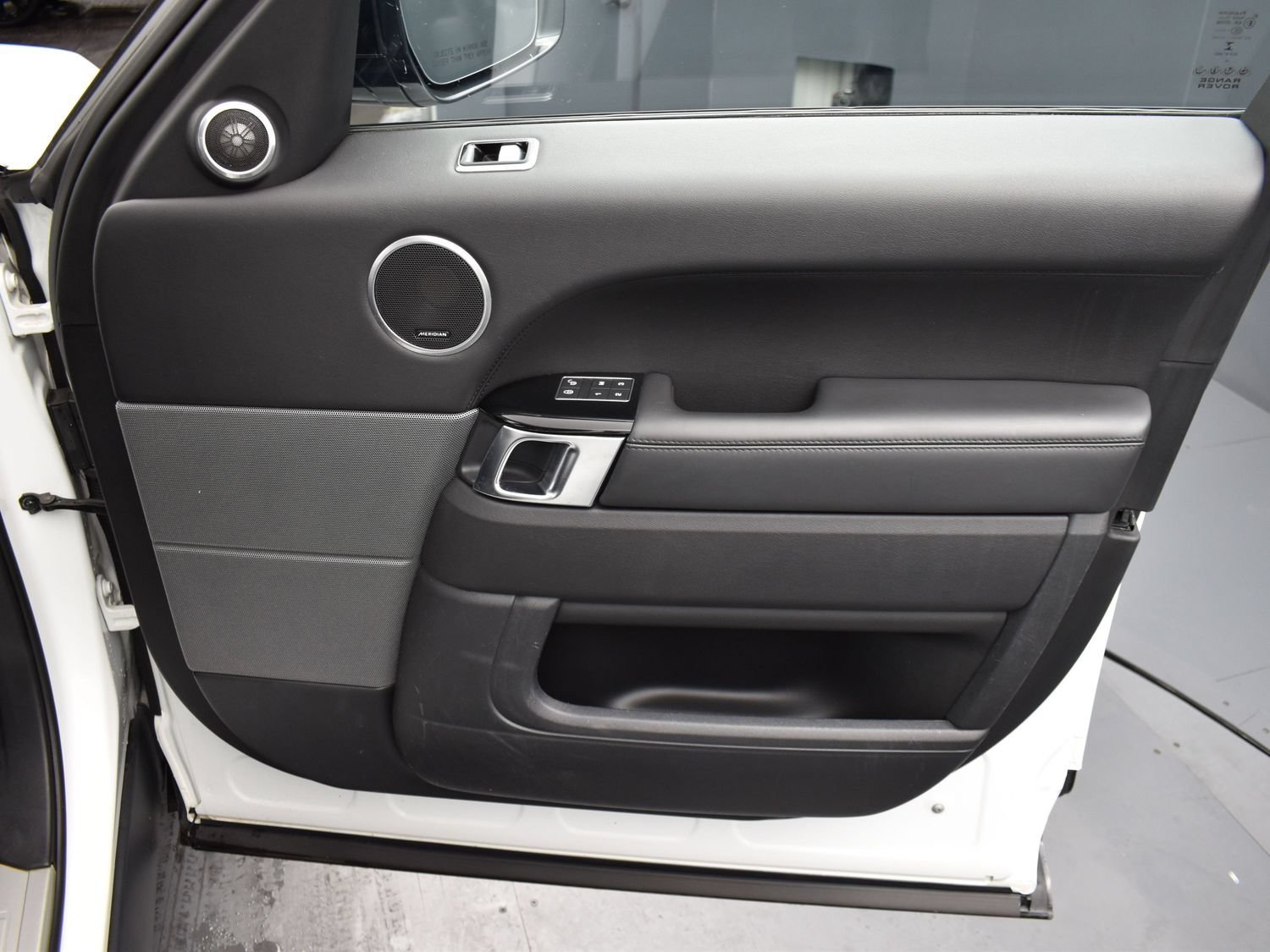 Used 2019 Fuji White Land Rover HSE image 3