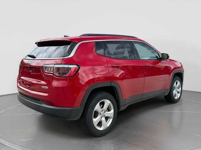 Used 2019 Red Jeep Latitude image 4