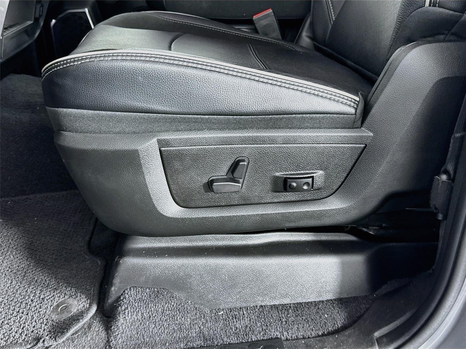 Used 2024 Billet Silver Metallic Clearcoat Ram Laramie image 19