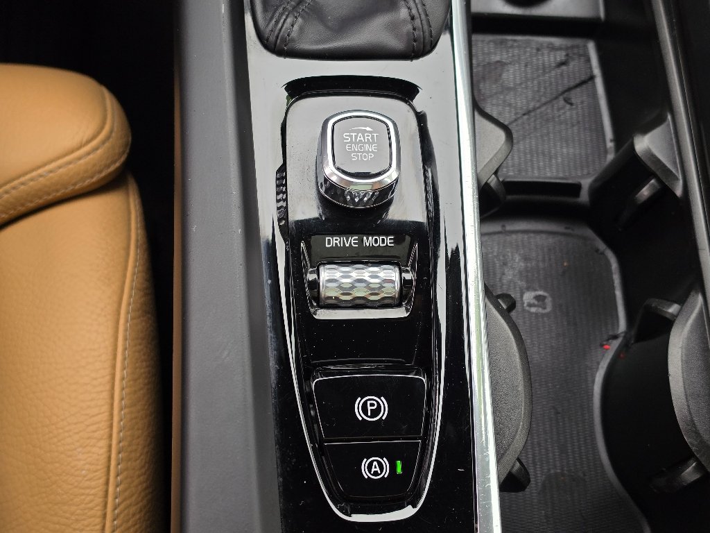 Used 2019 Onyx Black Metallic Volvo T6 Momentum image 13