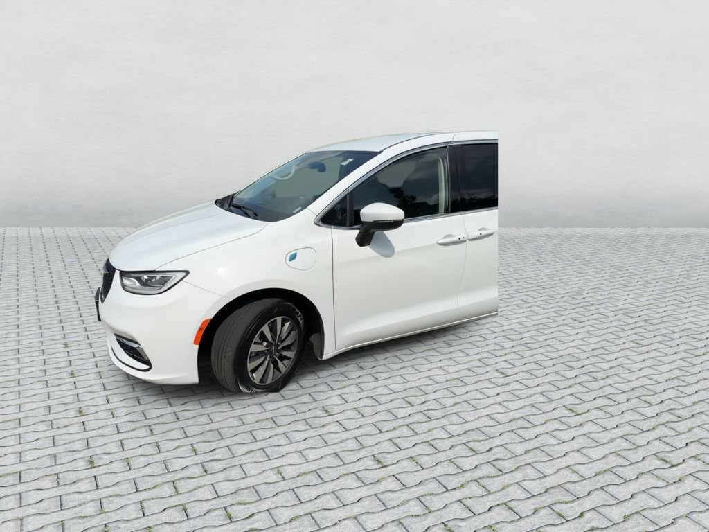 Used 2023 White Chrysler Touring L image 4