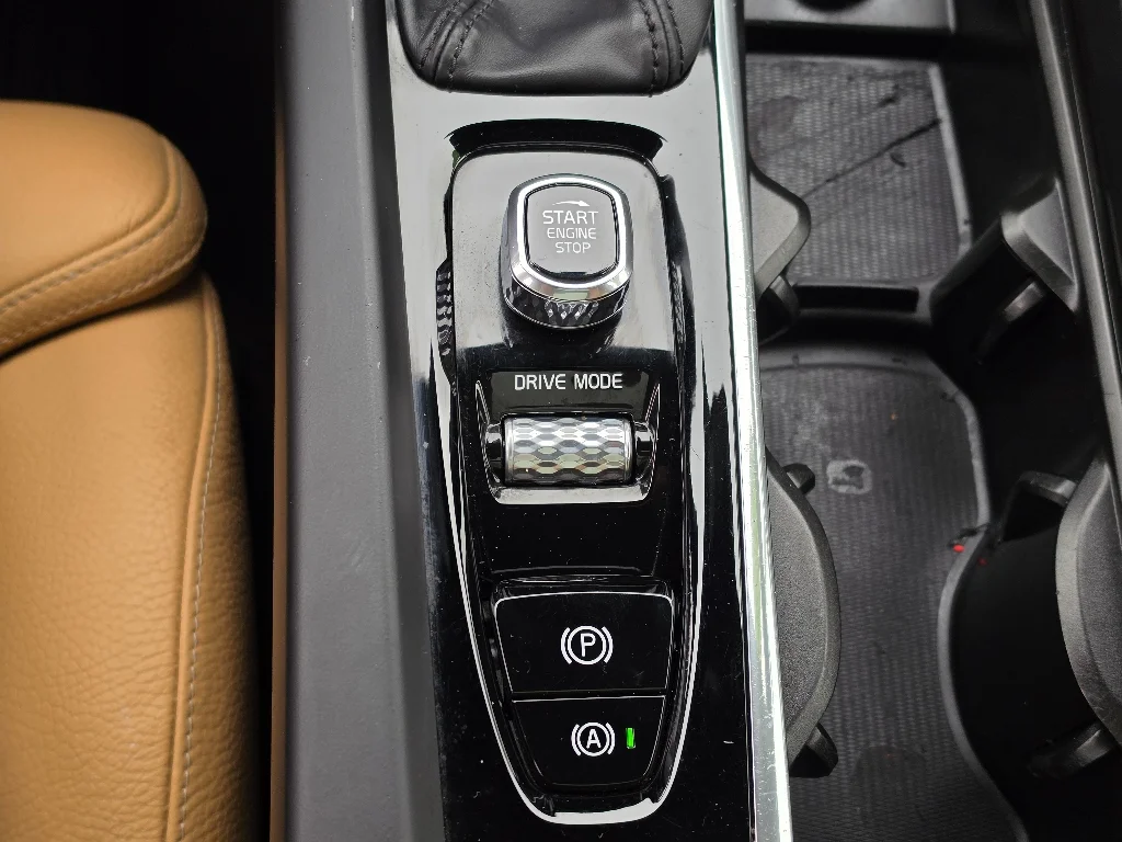 Used 2019 Onyx Black Metallic Volvo T6 Momentum image 13