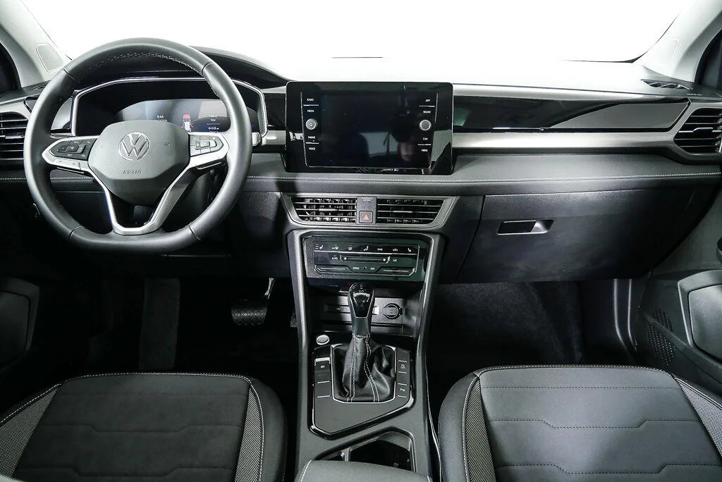 New 2026 Pure White w/Deep Black Roof Volkswagen SE Black image 21