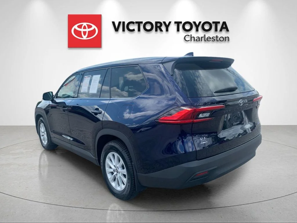 Used 2024  Toyota XLE image 3