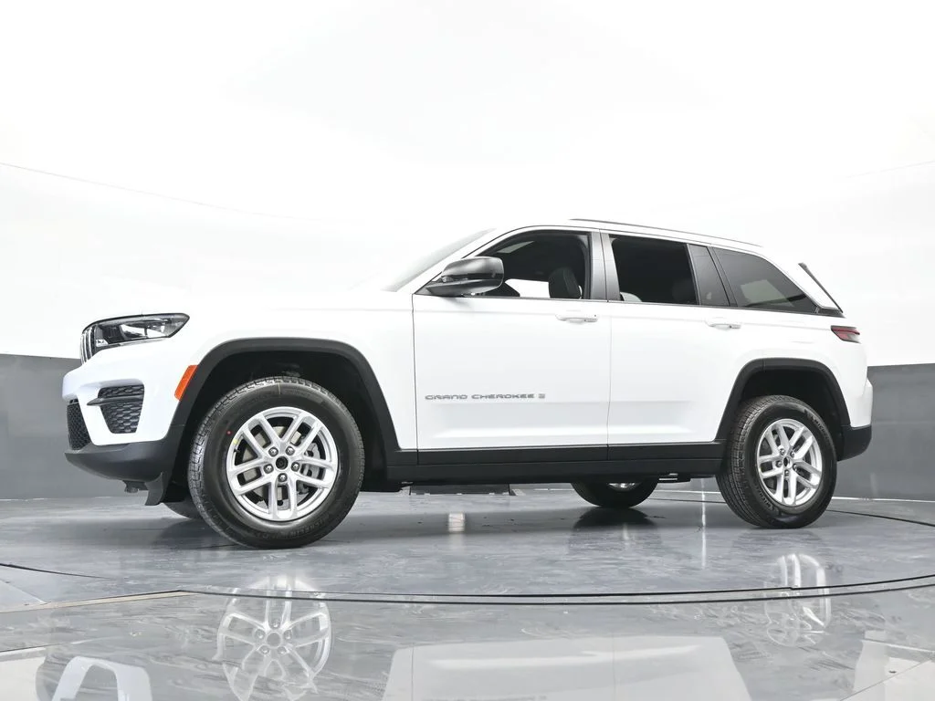 New 2026 Bright White Clear-Coat Exterior Paint Jeep Laredo X image 53