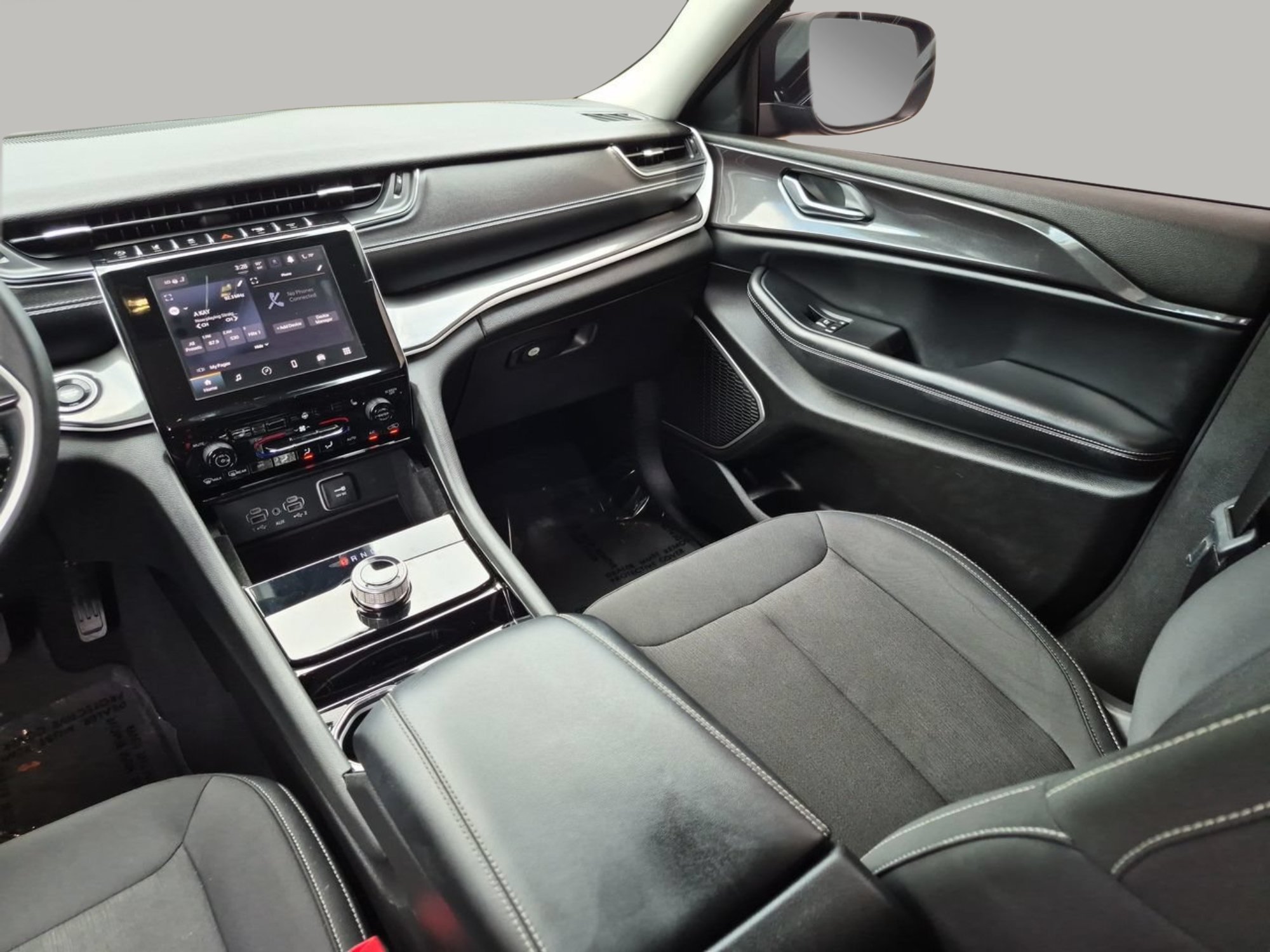 Used 2022 Diamond Black Crystal Pearlcoat Jeep Laredo image 12