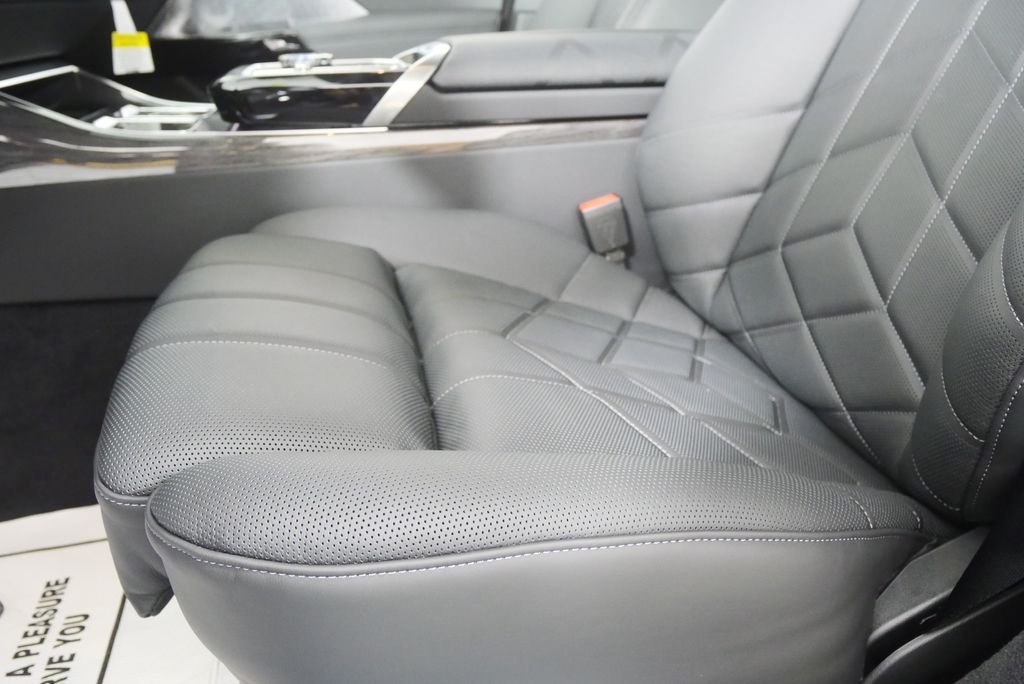 New 2026 Oxide Grey Metallic BMW xDrive60 image 10