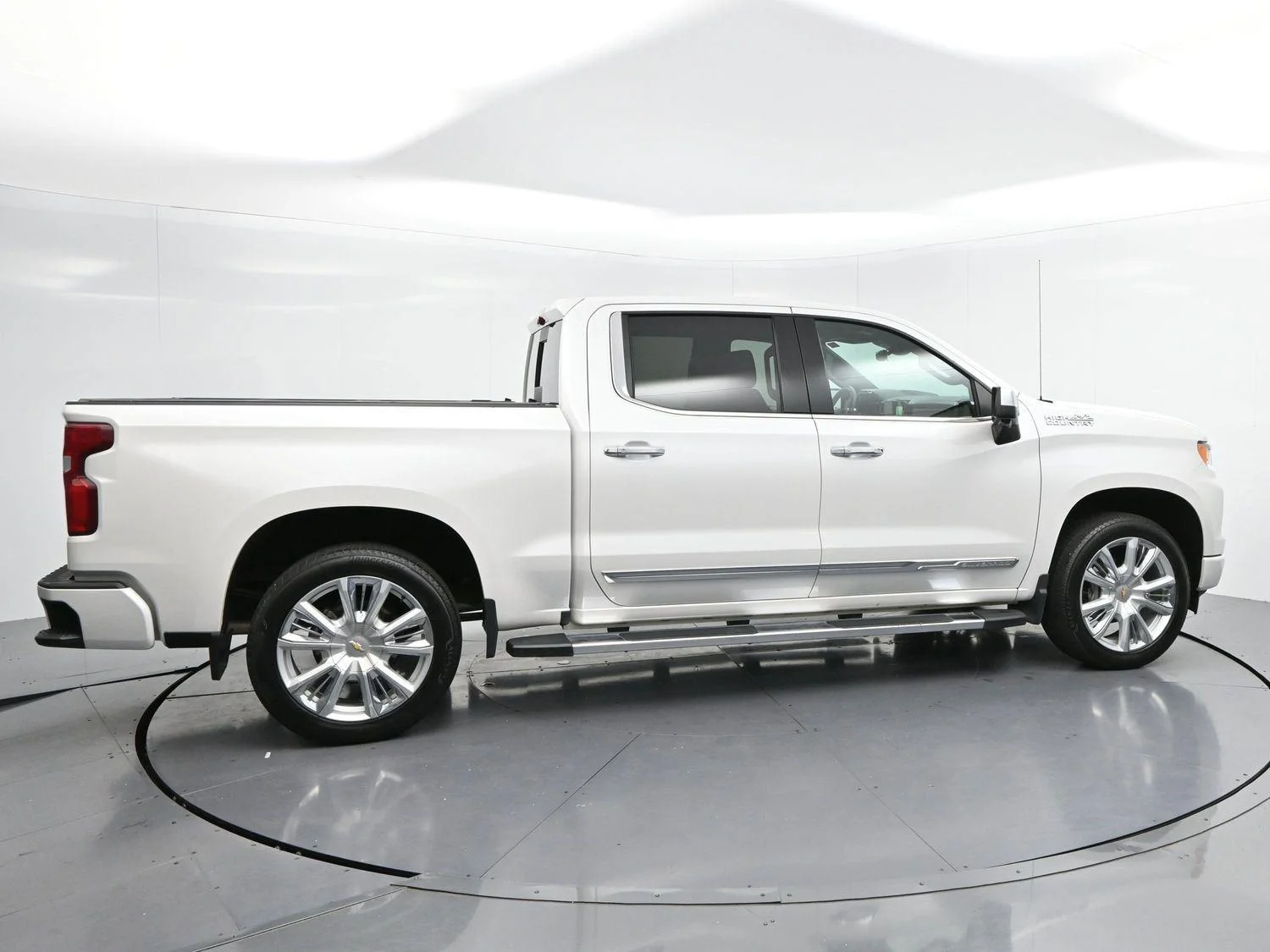 Used 2024 Iridescent Pearl Tricoat Chevrolet High Country image 8