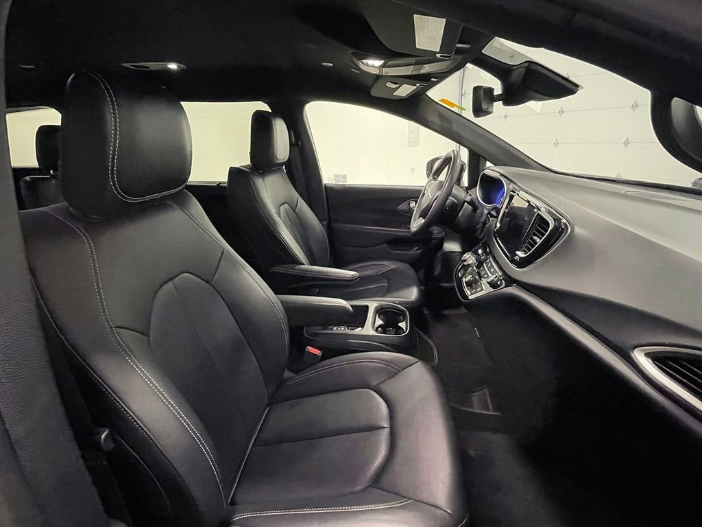 Used 2025 Black Chrysler Select image 28