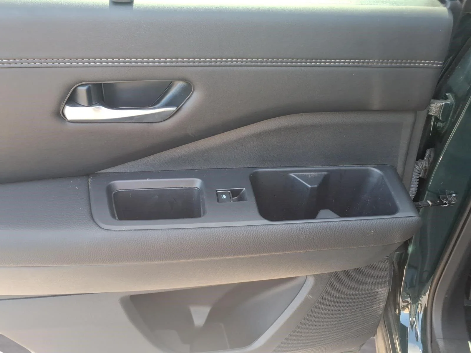 Used 2025 Obsidian Green Pearl Nissan Platinum image 10