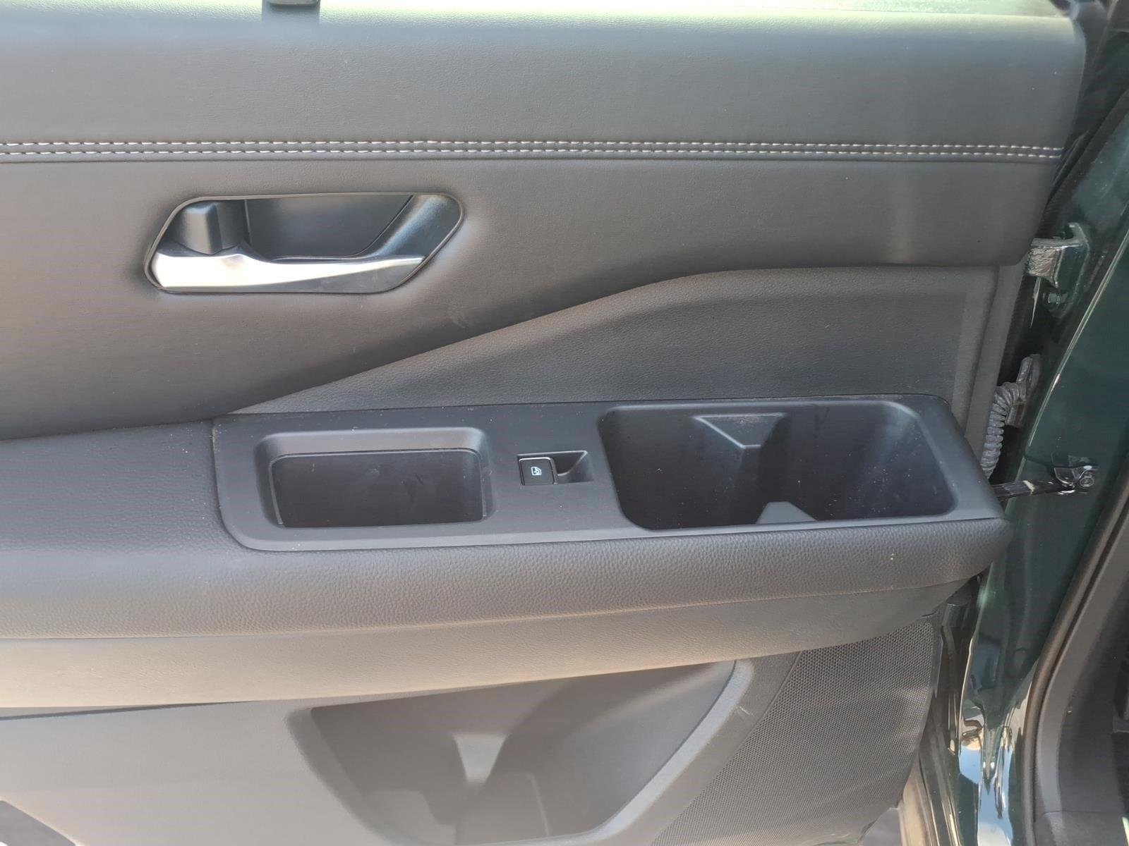 Used 2025 Obsidian Green Pearl Nissan Platinum image 10