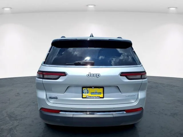 Used 2025 Silver Jeep Laredo image 10