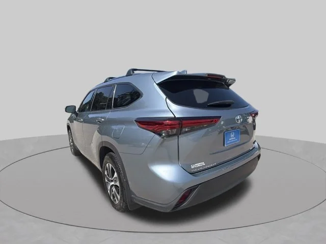 Used 2021  Toyota XLE image 3