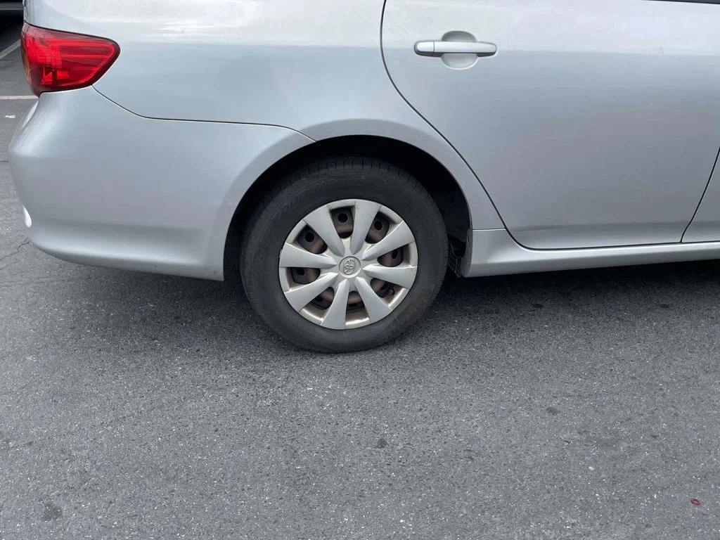 Used 2010 Silver Toyota LE image 9